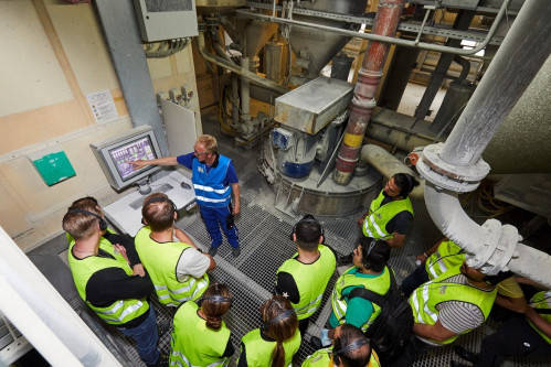 Welche Qualitätsansprüche an die Produktionsanlagen und -verfahren in Haltern am See gestellt werden, erstaunte viele Teilnehmer.   Foto: Henning Stauch I Bundesverband Kalksandsteinindustrie e.V.