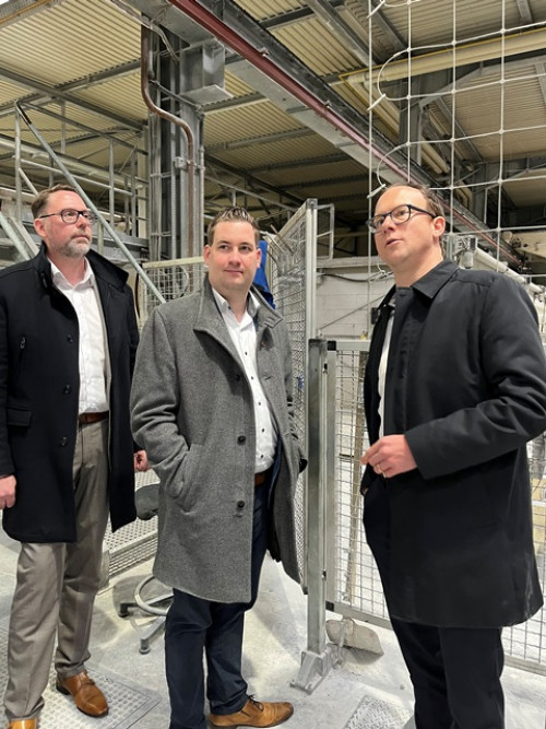 Herren Nickholz, Koch und Cirkel in der Produktionsanlage. Foto: Vernkamp