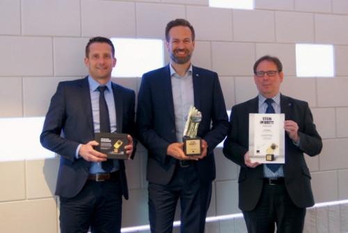 Peter Theissing, Geschäftsführer der KS-ORIGINAL GMBH (Mitte), nahm den Preis von Rüdiger Koch (Leitung Key Account Management ibau, links) und Ingo Kordowski (Key Account Manager ibau) entgegen.