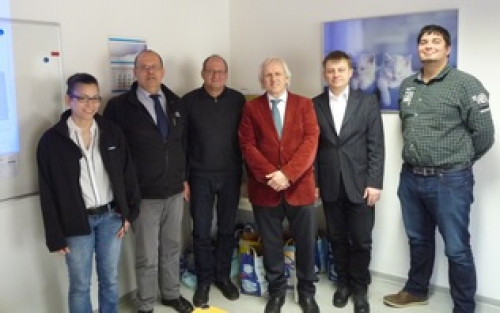 Herr Professor Wolter (Dritter von rechts) und seine Mitarbeiter bedanken sich bei der Firma Cirkel im Werk Bad Salzdetfurth.