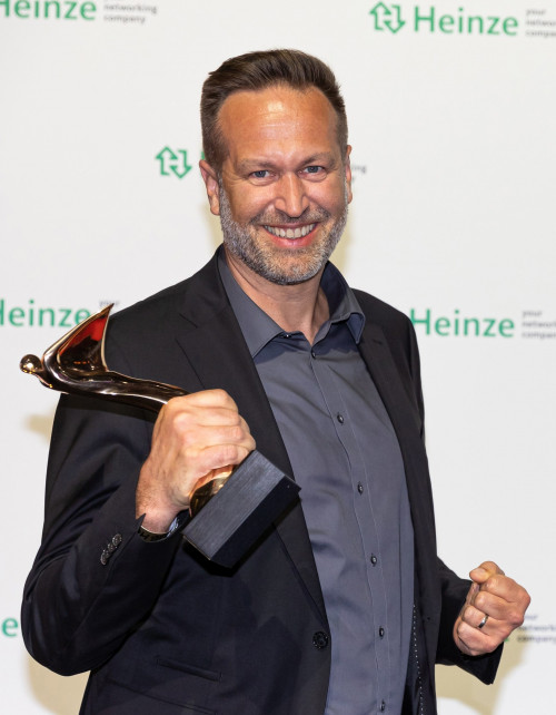 KS-Original Geschäftsführer Peter Theissing mit der Trophäe des Architects‘ Darling-Awards Bild: Heinze GmbH, Marcus Jacobs 