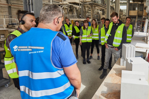 Die vielseitigen Produkteigenschaften und die sich daraus ergebenen Produktvorteile überzeugten die Studierenden, sich zukünftig intensiver mit Kalksandstein und Porenbeton auseinanderzusetzen.   Foto: Henning Stauch I Bundesverband Kalksandsteinindustrie